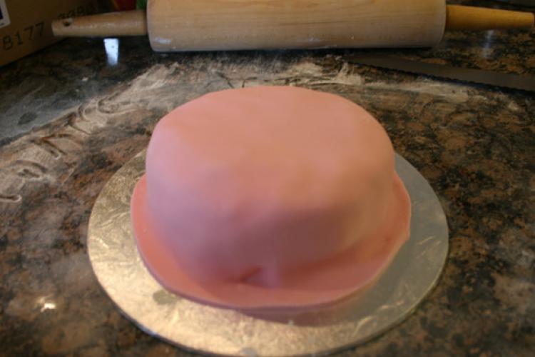 Decorating a cake step 10.