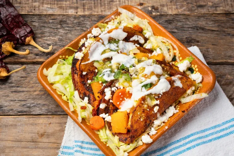 A plate with enchiladas potosinas.
