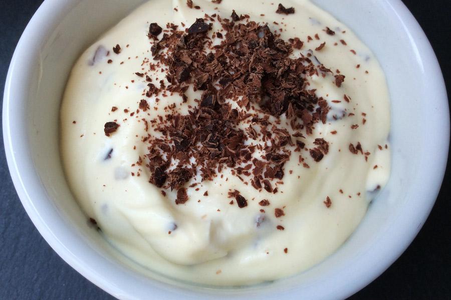 Herrencrème in a bowl.