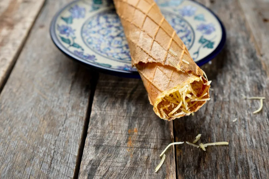 Freshly cooked marquesita on a plate.