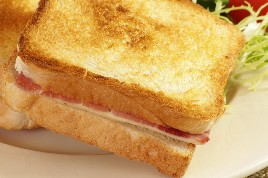 Croque monsieur a sandwich with melted cheese.